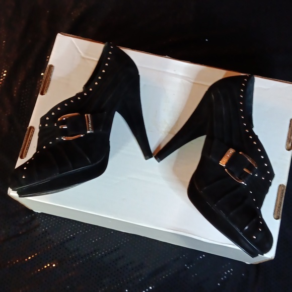 BCBG Generation Silver Studded Black Suede Booties With Buckles (8) GUC - Picture 7 of 13